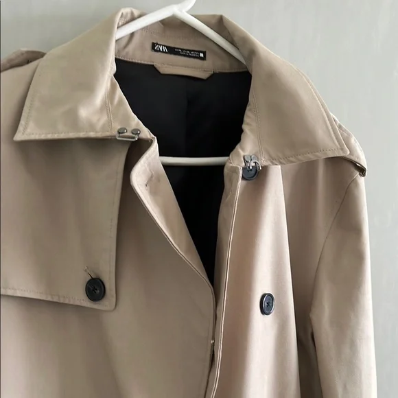 Zara | Tan Trench Coat with Wide Lapels and Adjustable Cuff Straps - Picture 3 of 5